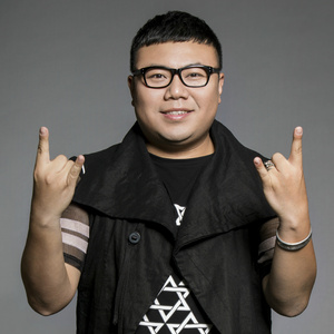 故意不戴胸罩露出奶头的教师微博
