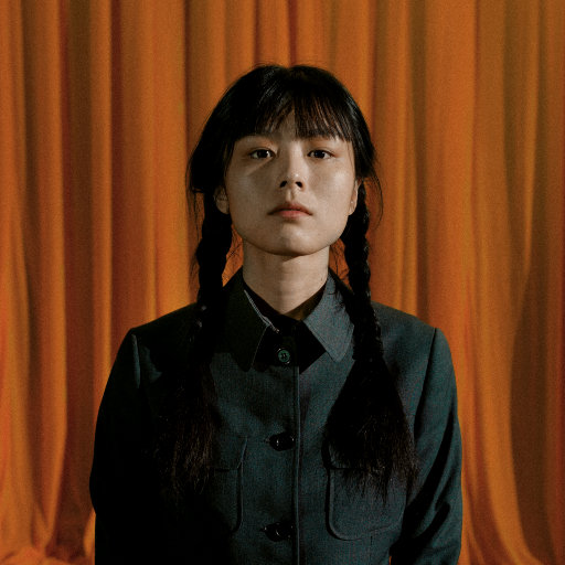 故意不戴胸罩露出奶头的教师微博
